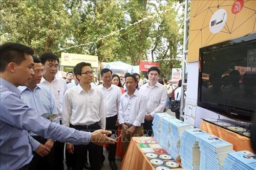政府副总理武德儋参观展位。图自越通社