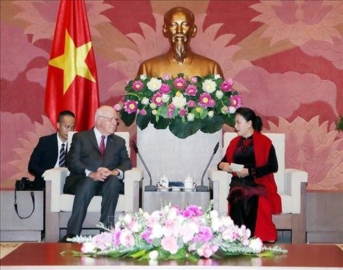 越南国会主席阮氏金银会见美国参议员、参议院预算委员会副主席帕特里克·莱希。图自越通社
