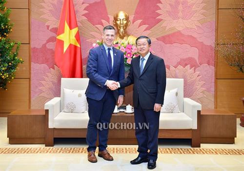 越南国会副主席杜伯巳会见美国众议员塞斯·莫尔顿。图自Quochoi.vn 越南国会副主席杜伯巳会见美国众议员塞斯·莫尔顿。图自Quochoi.vn