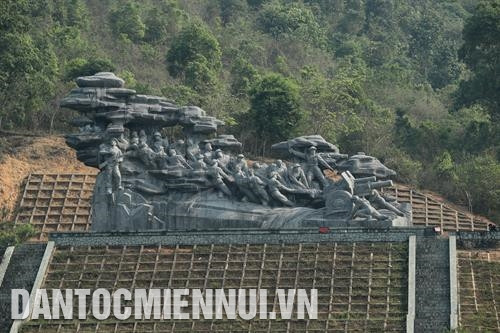 奠边府拉炮塑像。记者 黄河 摄