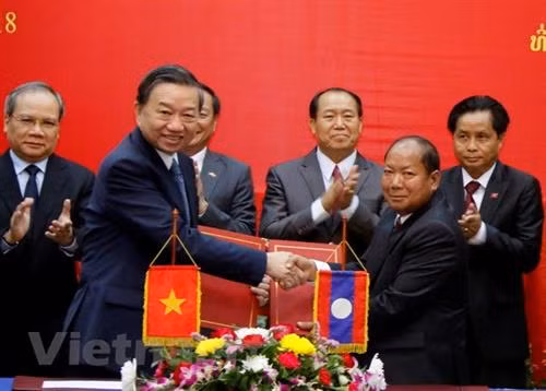 越南公安部部长苏林与老挝公安部部长宋乔•西拉冯签署合作备忘录。（图片来源：越通社）