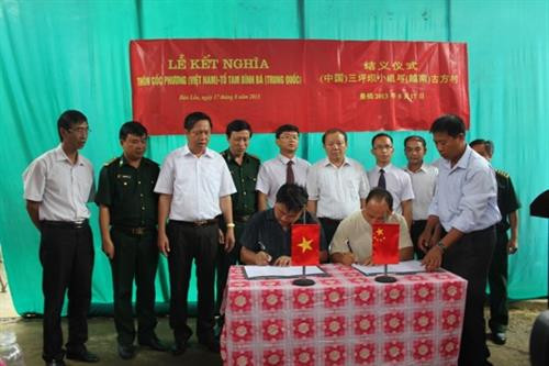 谷方村与三坪坝小组缔结友好村屯协议书签字仪式。(图片来源:老街省边防部队) 谷方村与三坪坝小组缔结友好村屯协议书签字仪式。(图片来源:老街省边防部队)