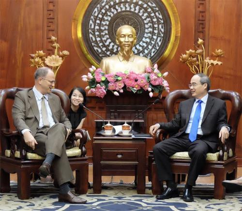 越共中央政治局委员、胡志明市市委书记阮善仁（右）会见前来辞行的德国驻越南大使克里斯蒂安·伯格。图自https://thanhuytphcm.vn