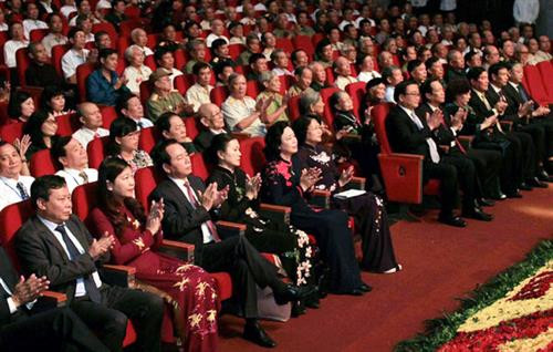 越南国家副主席邓氏玉盛出席表彰会。（图片来源：因特网）