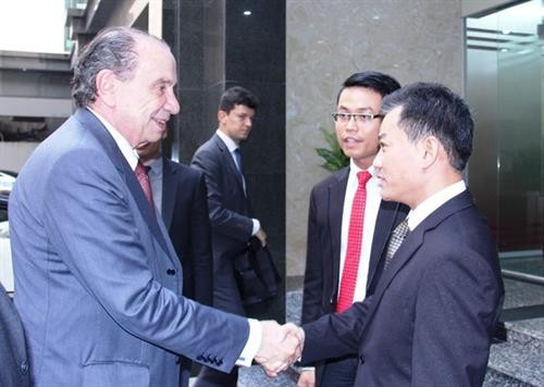 越南友好组织联合会秘书长兼副主席敦俊峰与巴西外交部长西奥·努内斯·费雷拉。（图片来源：越通社）