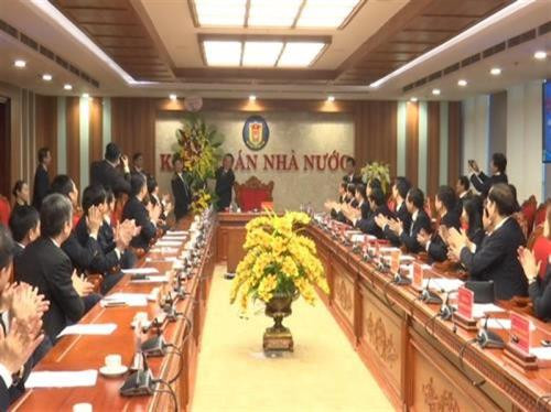 越南国会副主席冯国显向国家审计署代表赠送鲜花。（图片来源：quochoitv.vn）