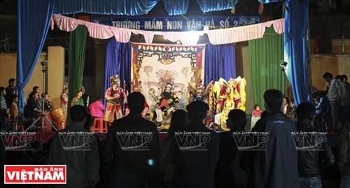 土河村从剧俱乐部的表演活动吸引了众多当地居民前来观看。