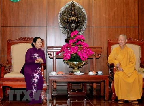 胡志明市市委副书记武氏容和越南佛教协会证明理事会副法主、胡志明市佛教教会治事委员会主席释智广。（图片来源：越通社）