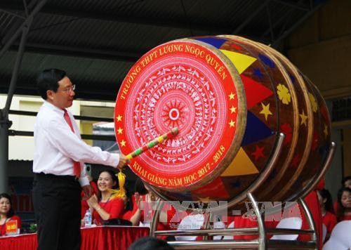 范平明在梁玉狷高中学校击鼓迎开学。(图片来源:越通社) 范平明在梁玉狷高中学校击鼓迎开学。(图片来源:越通社)