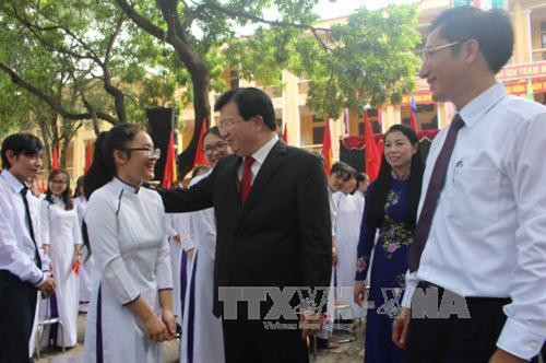 郑廷勇预祝陈富高中学校学生学业有成。(图片来源:越通社) 郑廷勇预祝陈富高中学校学生学业有成。(图片来源:越通社)
