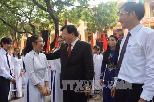 郑廷勇预祝陈富高中学校学生学业有成。（图片来源：越通社）