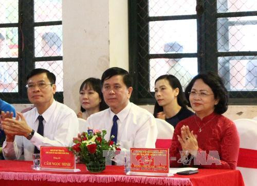 邓氏玉盛出席山罗省孟罗民族寄宿中学2017-2018新学年开学典礼。 (图片来源:越通社) 邓氏玉盛出席山罗省孟罗民族寄宿中学2017-2018新学年开学典礼。 (图片来源:越通社)