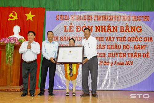 陈提县高棉族仁罗班（Rô Băm）舞台艺术国家级非物质文化遗产证书受证仪式。图自http://baosoctrang.org.vn