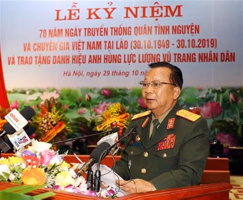 老挝国防部部长占萨门·占雅拉在会上发表讲话。图自越通社