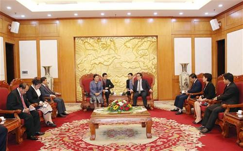 越共中央委员、中央对外部部长黄平君会见老挝人民革命党中央委员、中央对外部部长顺通•赛雅佳。图自越通社