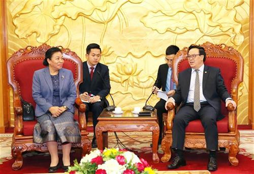 越共中央委员、中央对外部部长黄平君会见老挝人民革命党中央委员、中央对外部部长顺通•赛雅佳。图自越通社