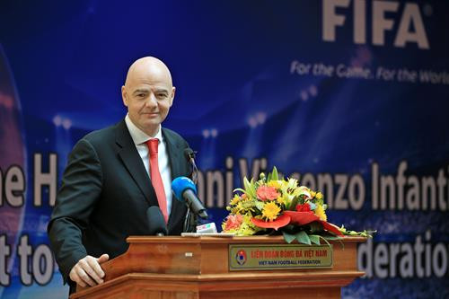 国际足球联合会(FIFA)主席詹尼·因凡蒂诺在会谈上发表讲话。(图片来源:越通社) 国际足球联合会(FIFA)主席詹尼·因凡蒂诺在会谈上发表讲话。(图片来源:越通社)