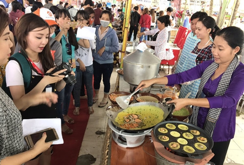 2017年第六届南部民间糕饼节（图片来源：因特网）