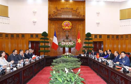 越南政府总理阮春福与法国总理爱德华·菲利普举行会谈。（图片来源：越通社）