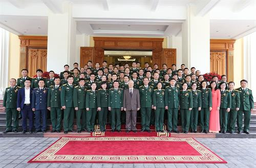 越共中央总书记阮富仲与越南军队优秀青年代表合影。（图片来源：越通社）