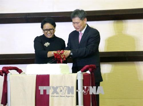 东盟秘书长林玉辉与印尼外交部长雷特诺切蛋糕庆祝东盟第51个生日。（图片来源：越通社）