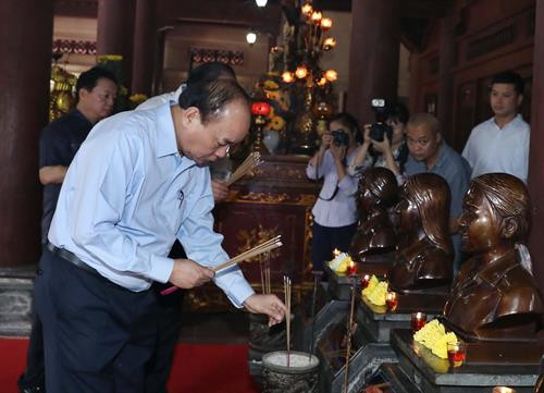 越南政府总理阮春福前往乂安省南坛县金莲村国家级特殊遗迹区进香。越通社记者 统一 摄