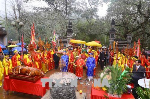 朔庙庙会开庙仪式现场。（图片来源：越通社）