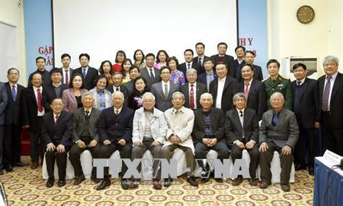 越南政府副总理武德儋同与会代表合影。(越通社——VNA) 越南政府副总理武德儋同与会代表合影。(越通社——VNA)