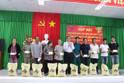 越南祖国阵线中央委员会主席陈清敏同向安会坊50个贫困户和优抚家庭赠送慰问品。图自越通社