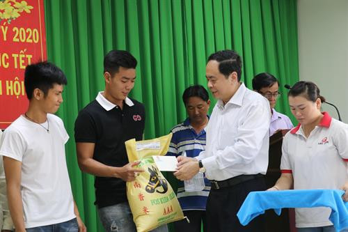 越南祖国阵线中央委员会主席陈清敏同向安会坊50个贫困户和优抚家庭赠送慰问品。图自越通社