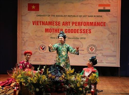 越南三府祀母信仰的表演。图自越通社