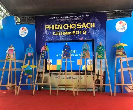 奥黛上绘画比赛。图自https://thethaovanhoa.vn 奥黛上绘画比赛。图自https://thethaovanhoa.vn