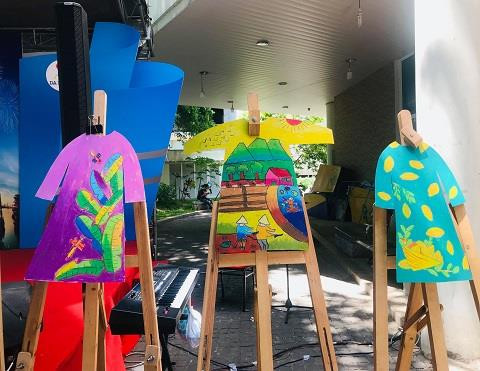 以“我的梦想”为主题的在传统奥黛上绘画比赛。退组https://thethaovanhoa.vn