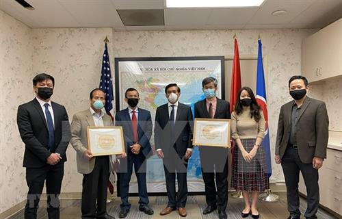 附图：旅居美国越南人向国内新冠肺炎疫情防控工作提供援助。图自越通社