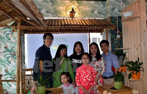 越南餐厅Saveurs du Viet Nam经理阮黎花（绿衣）。图自越通社