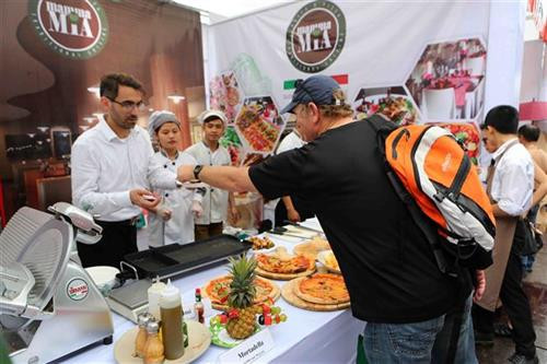 2018年“意大利广场”文化展上的食品展位。图自越通社 2018年“意大利广场”文化展上的食品展位。图自越通社