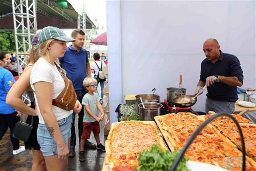 比萨饼展位吸引游客的关注。图自越通社 比萨饼展位吸引游客的关注。图自越通社