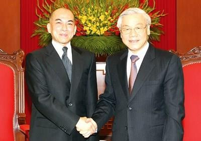 越南共产党中央委员会总书记阮富仲（右）与柬埔寨国王诺罗敦·西哈莫尼（左）。（图片来源：越通社）