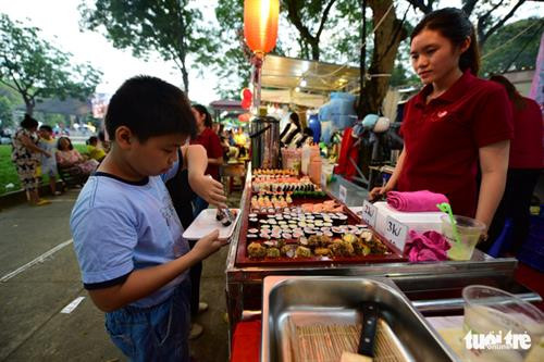 第12届各国美食节展位。（图片来源：tuoitre.vn）