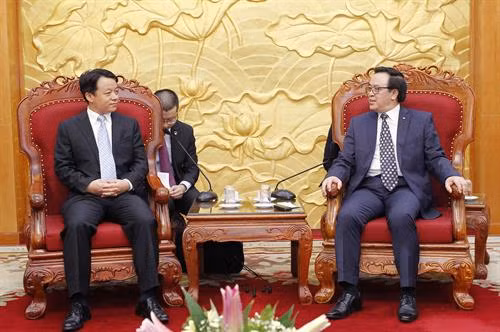 越共中央对外部部长黄平君(右)和中国团中央书记处书记傅振邦(左) 图自越通社 越共中央对外部部长黄平君(右)和中国团中央书记处书记傅振邦(左) 图自越通社