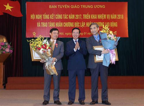 武文赏向中央宣教部副部长范文宁和裴世德授予二级和三级独立勋章。(图片来源:越通社) 武文赏向中央宣教部副部长范文宁和裴世德授予二级和三级独立勋章。(图片来源:越通社)