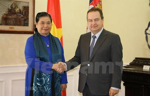 越共中央政治局委员、国会常务副主席丛氏放会见了塞尔维亚第一副总理兼外交部长达契奇。图自越通社 越共中央政治局委员、国会常务副主席丛氏放会见了塞尔维亚第一副总理兼外交部长达契奇。图自越通社