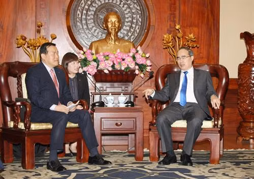 胡志明市市委书记阮善仁(右)会见韩国乐天集团副总裁黄珏圭。(图片来源:越通社) 胡志明市市委书记阮善仁(右)会见韩国乐天集团副总裁黄珏圭。(图片来源:越通社)