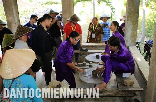 游客参观福积古村的古屋。 游客同当地居民一起制作陶瓷器。记者 胡求 摄 游客参观福积古村的古屋。 游客同当地居民一起制作陶瓷器。记者 胡求 摄