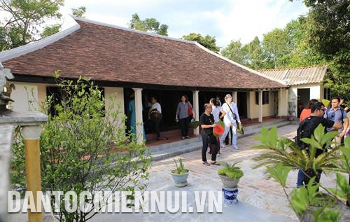 游客参观福积古村的古屋。 游客同当地居民一起制作陶瓷器。记者 胡求 摄 游客参观福积古村的古屋。 游客同当地居民一起制作陶瓷器。记者 胡求 摄