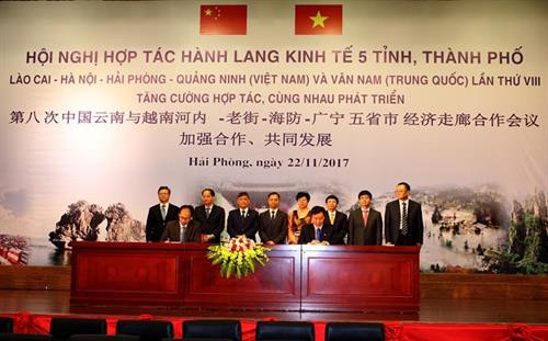 五省市代表签署合作文件。(图片来源:越通社) 五省市代表签署合作文件。(图片来源:越通社)