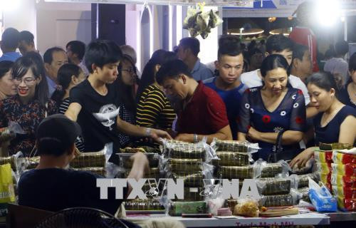 第七届南部民间糕饼节推介的糕饼。（图片来源：越通社）