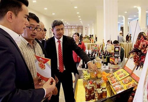 各企业介绍产品。(图片来源:人民报) 各企业介绍产品。(图片来源:人民报)