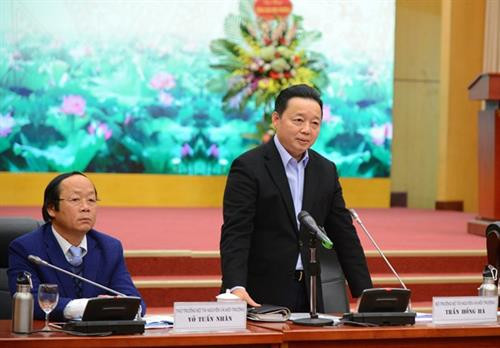 越南自然与环境部部长陈红河(右)在会议上发表讲话。 图自互联网 越南自然与环境部部长陈红河(右)在会议上发表讲话。 图自互联网