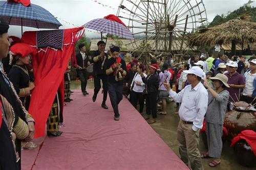 再现了红瑶族的传统婚礼。（图片来源：http://toquoc.vn）